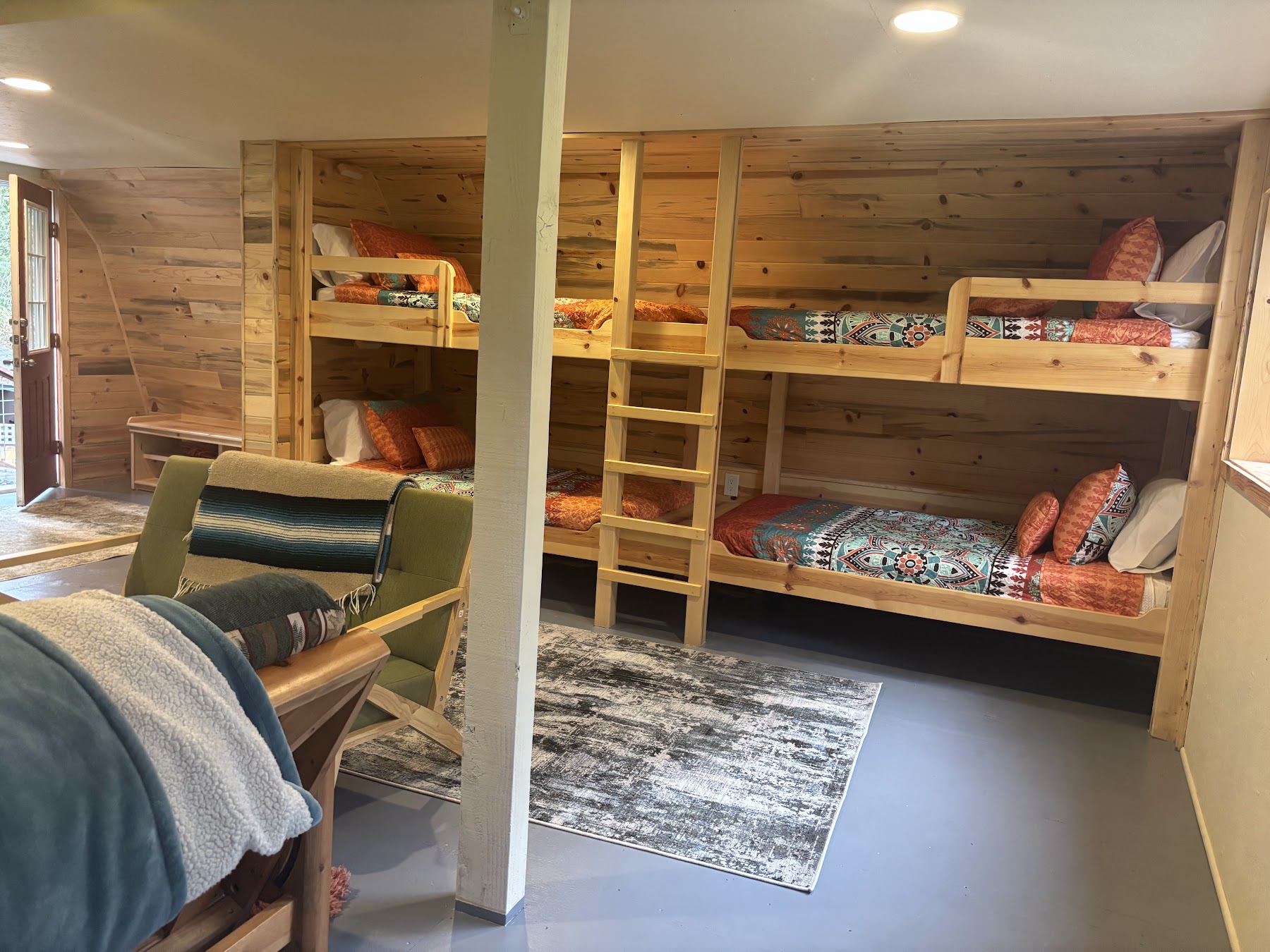 Detached bunkhouse with four built-in bunks and lounge seating